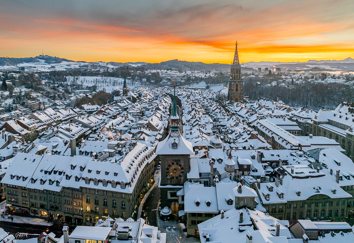 Schneebedeckte Altstadt von Bern mit Münster bei Sonnenaufgang, Aare-Schleife und Alpen, Winter in der Schweiz – Jan Geerk Fotograf Basel