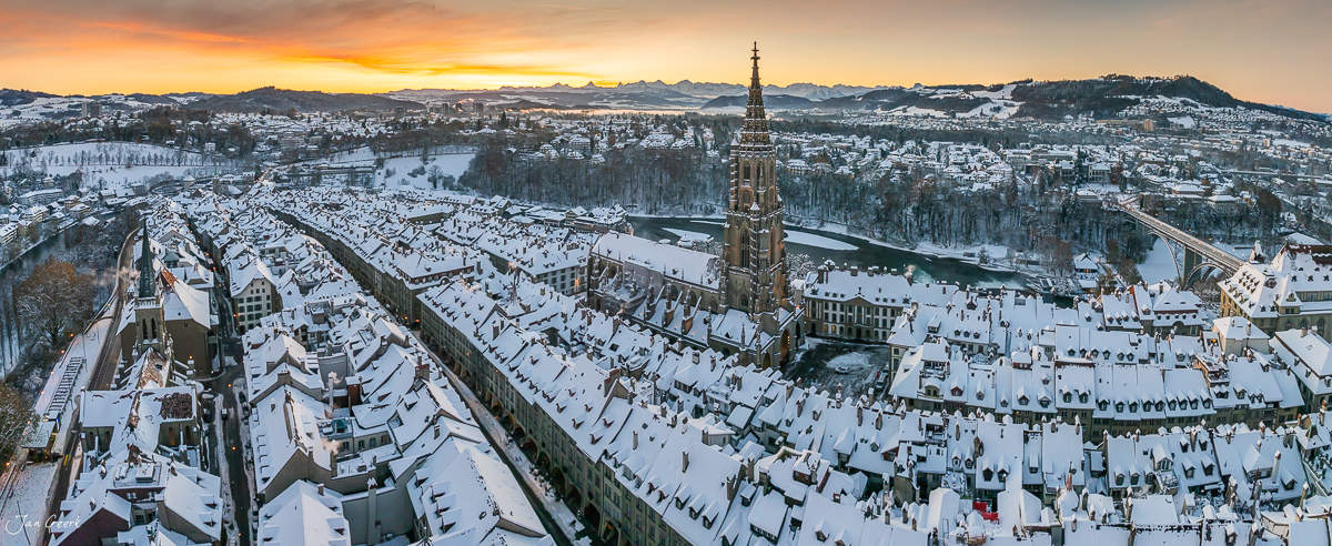 Winterliche Altstadt von Bern mit Münster und verschneiten Dächern bei Sonnenaufgang, Schweiz – Jan Geerk Fotograf Basel