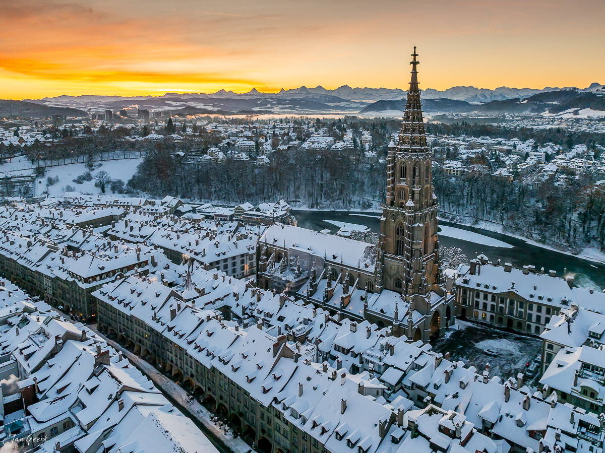 Schneebedeckte Altstadt Bern mit Münster bei Sonnenaufgang, Aare und Alpen im Hintergrund – Jan Geerk Fotograf Basel Schweiz