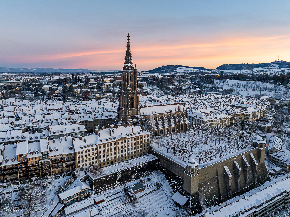 Münster und Altstadt von Bern im Schnee bei Sonnenaufgang, Berneroberland Schweiz – Jan Geerk Fotograf Basel