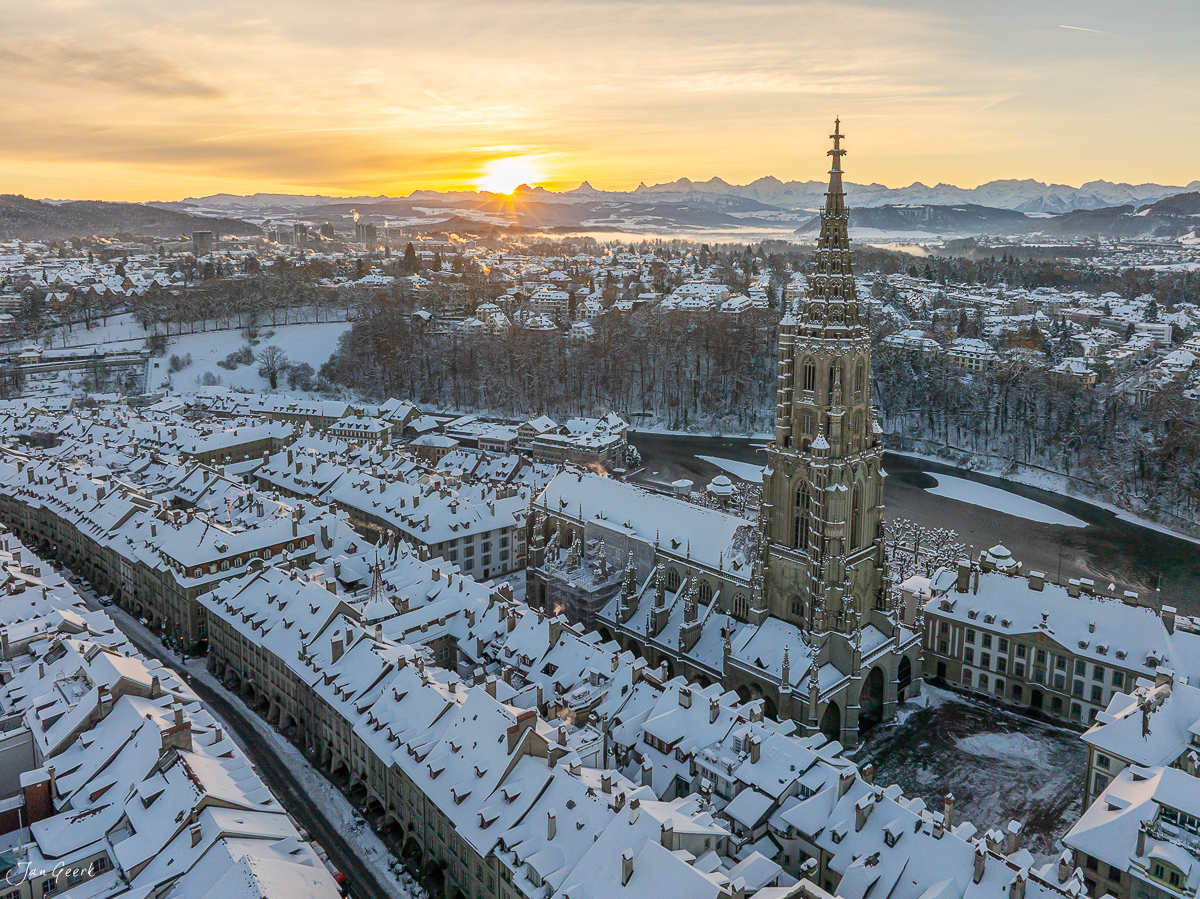 Bern Münster und Altstadt im Schnee bei Sonnenaufgang, Alpen im Hintergrund, Schweiz – Jan Geerk Fotograf Basel