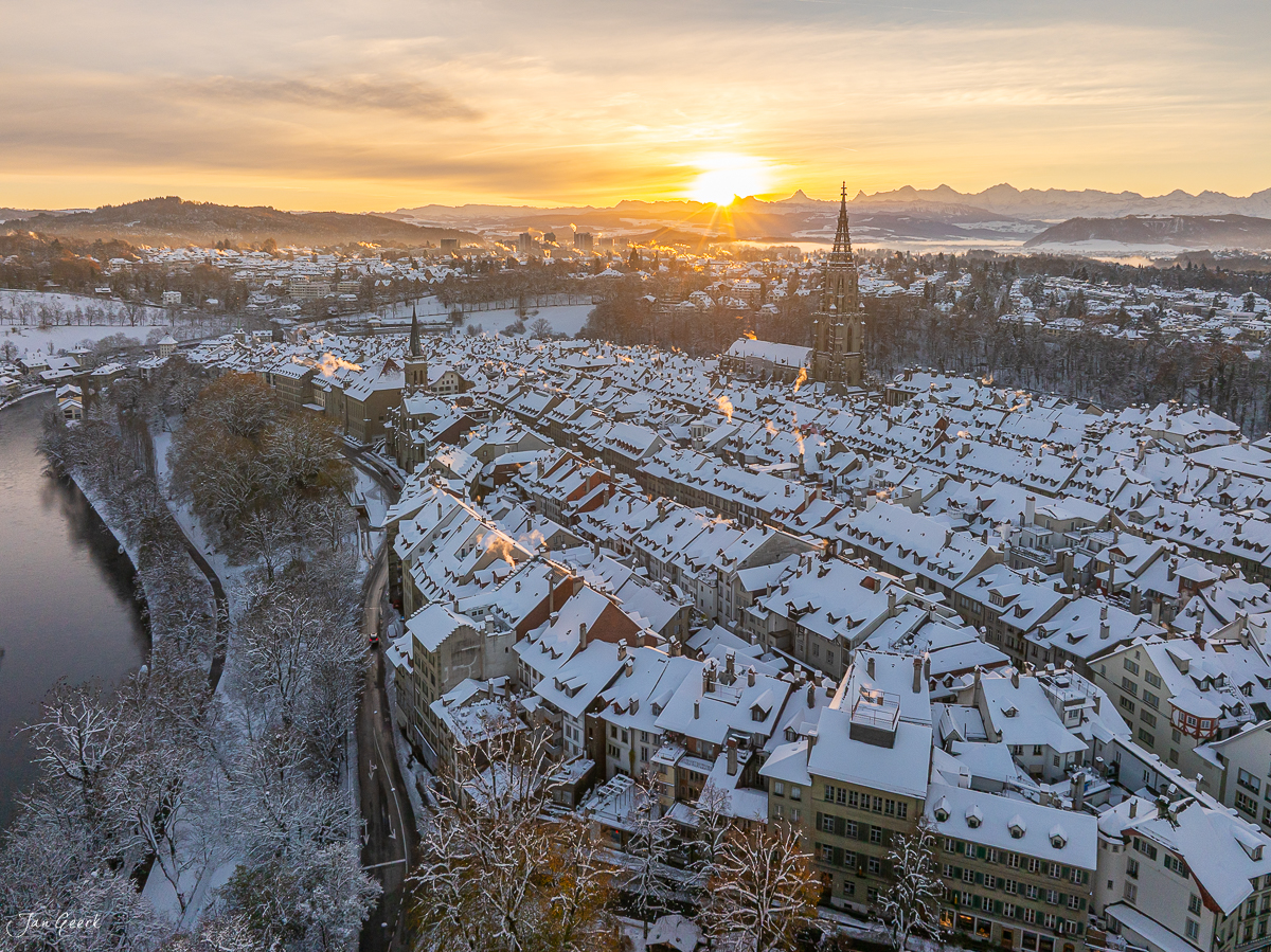 Winterliche Altstadt Bern mit schneebedeckten Dächern, Münster und Aare bei Sonnenaufgang, Schweiz – Jan Geerk Fotograf Basel