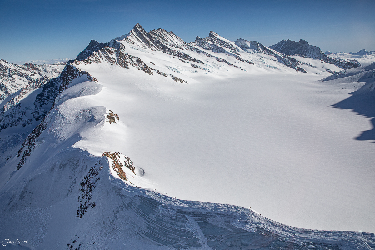 Schneebedeckte Berglandschaft Jungfraujoch mit Gletschern und Gipfeln im Berner Oberland Schweiz – Jan Geerk Fotograf Basel