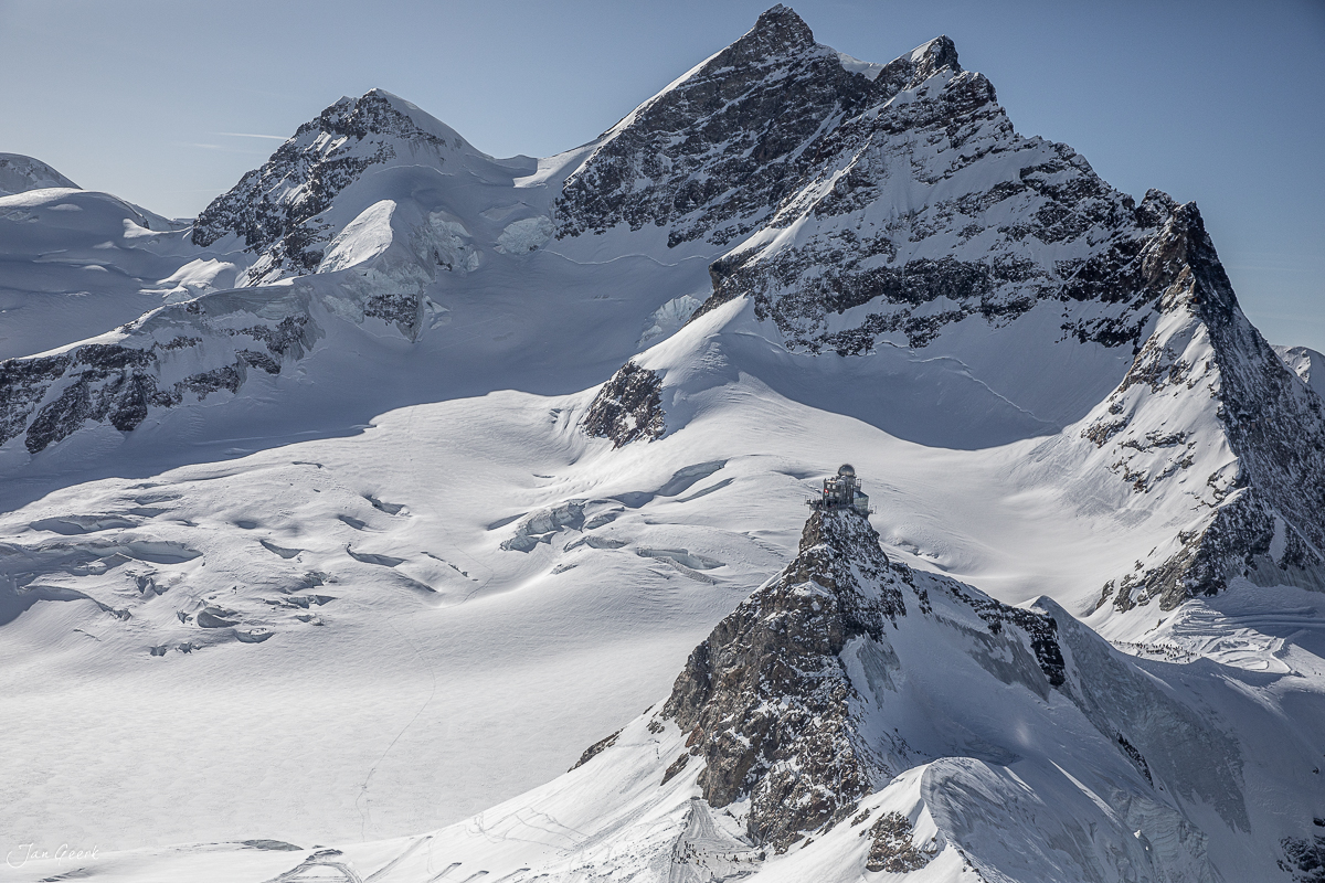 Schneebedeckte Berggipfel und Gletscher am Jungfraujoch im Berner Oberland, Winterlandschaft Schweiz – Jan Geerk Fotograf Basel