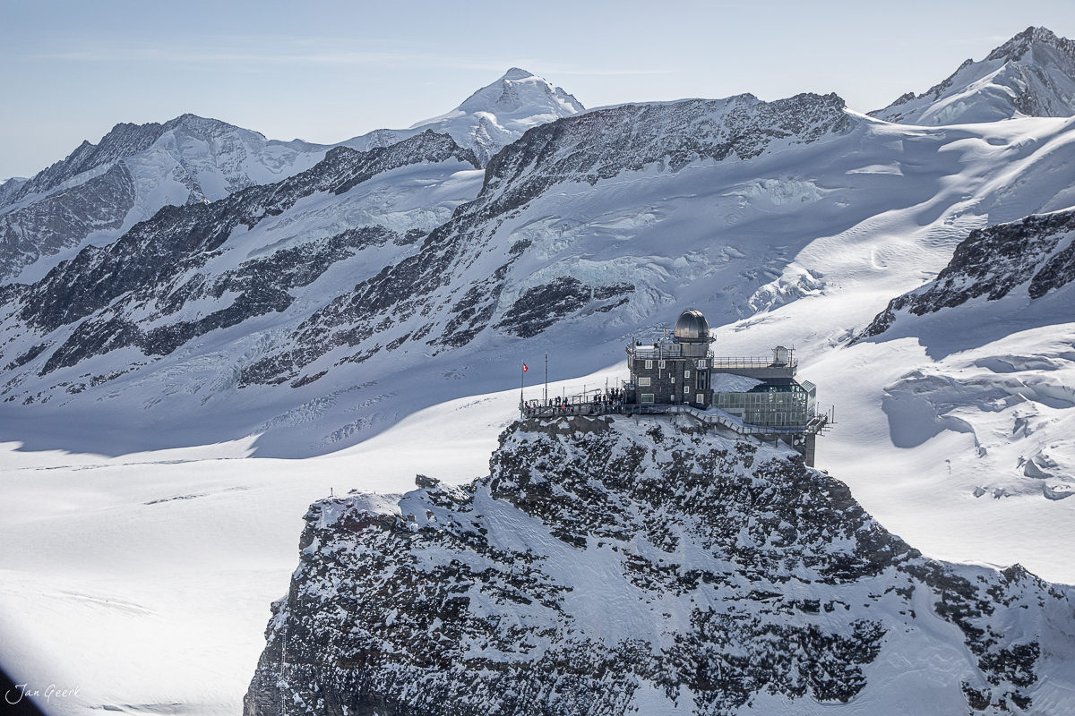 Jungfraujoch Observatorium auf schneebedecktem Felsvorsprung mit Gletscherlandschaft und verschneiten Alpenspitzen im Winter, Schweiz – Jan Geerk Fotograf Basel