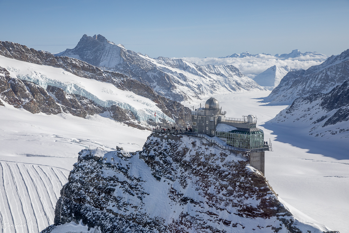 Jungfraujoch Bergstation im Winter mit schneebedeckten Alpengipfeln, Berner Oberland Schweiz – Jan Geerk Fotograf Basel