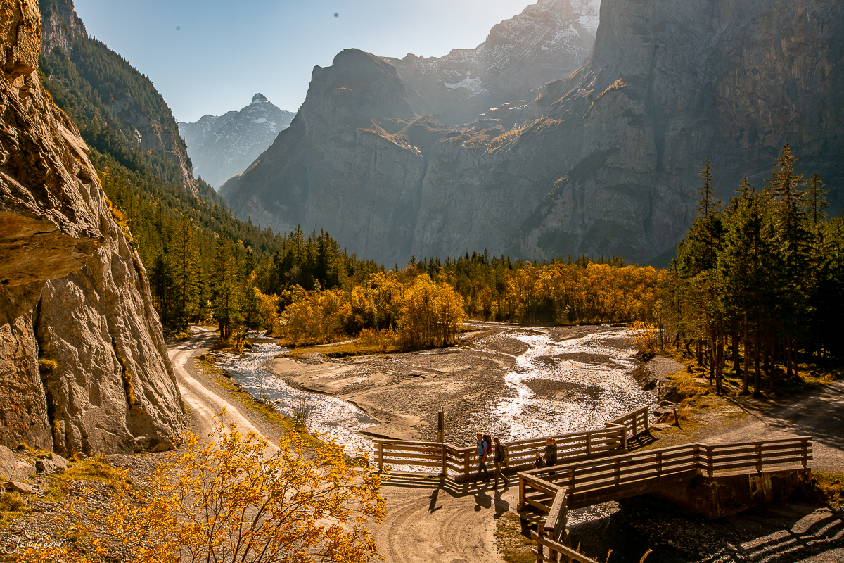 Alpental mit Fluss, herbstlichen Lärchen und Felswänden im Berner Oberland Schweiz – Jan Geerk Fotograf Basel
