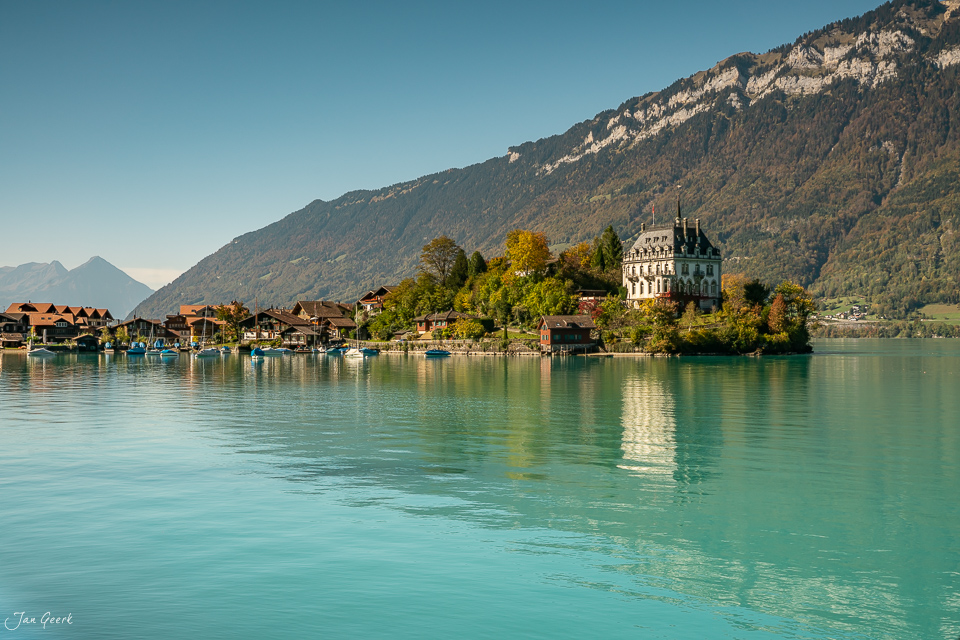 Iseltwald Uferweg am Brienzersee mit Schloss und Bergen im Herbst, Berner Oberland Schweiz – Jan Geerk Fotograf Basel