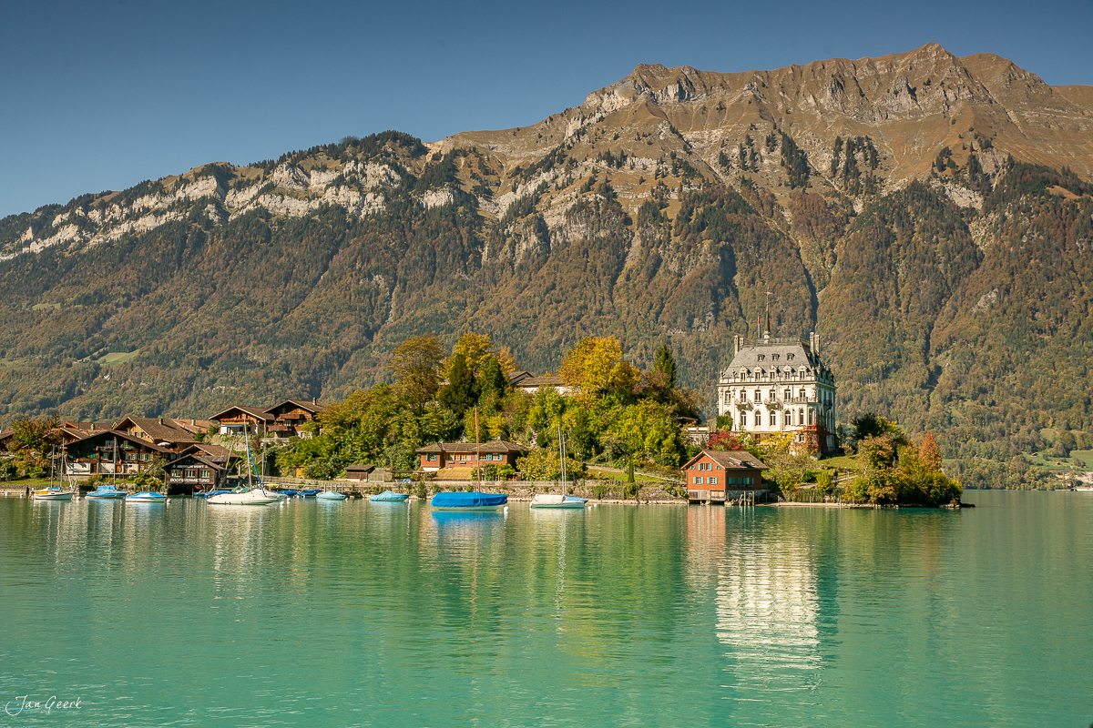 Herbstliche Seeuferlandschaft bei Iseltwald am Brienzersee mit Schloss und Bergen Berner Oberland Schweiz – Jan Geerk Fotograf Basel