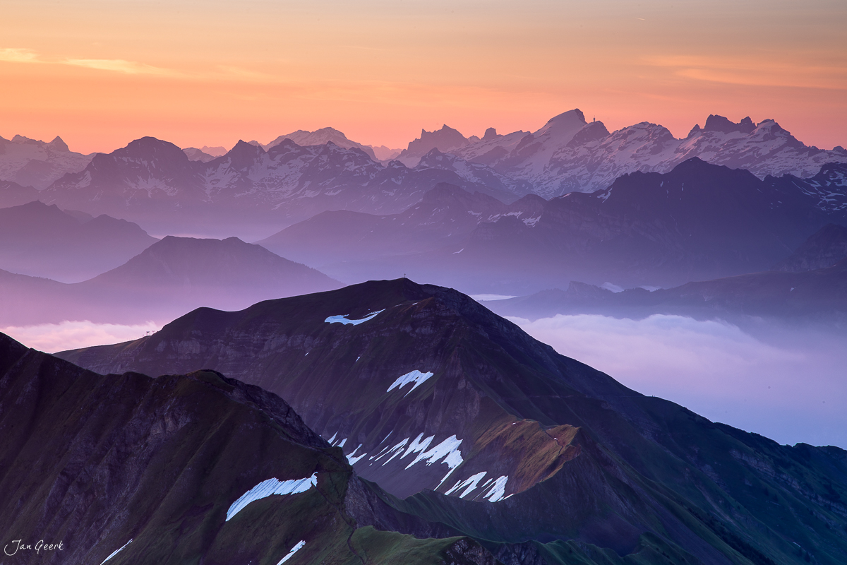 Brienzer Rothorn Alpengipfel Sonnenaufgang Schneefelder Berner Oberland Schweiz Jan Geerk