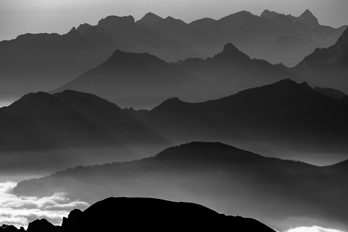 Bergsilhouetten Brienzer Rothorn Sonnenaufgang Nebel Berner Oberland Schweiz Jan Geerk