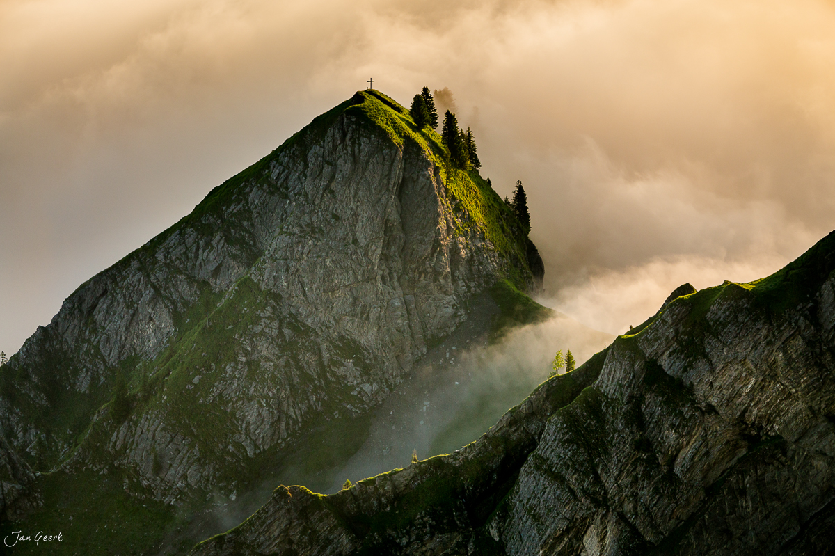 Brienzer Rothorn mit Gipfelkreuz Nebel Morgen Alpstein Schweiz Jan Geerk Fotograf Basel