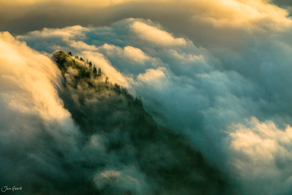 Brienzer Rothorn Berggipfel Nebel Sonnenaufgang Berner Oberland Schweiz Jan Geerk