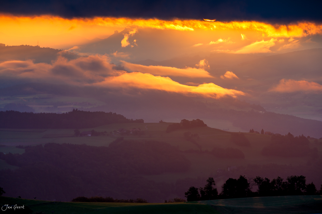 Sonnenaufgang über Buetschelegg mit dramatischen Wolken Berner Oberland Schweiz Jan Geerk