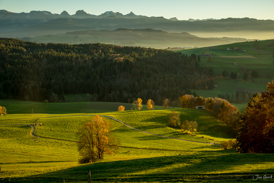 Herbstliche Alplandschaft bei Buetschelegg mit Eiger, Jungfrau und Mönch im Hintergrund, Berner Oberland Schweiz – Jan Geerk Fotograf Basel