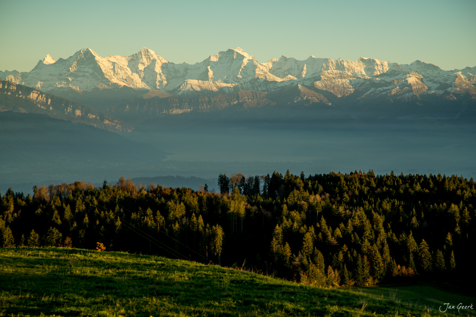 Alpenpanorama mit Eiger, Jungfrau und Mönch bei Buetschelegg im herbstlichen Licht, Berner Oberland Schweiz – Jan Geerk Fotograf Basel