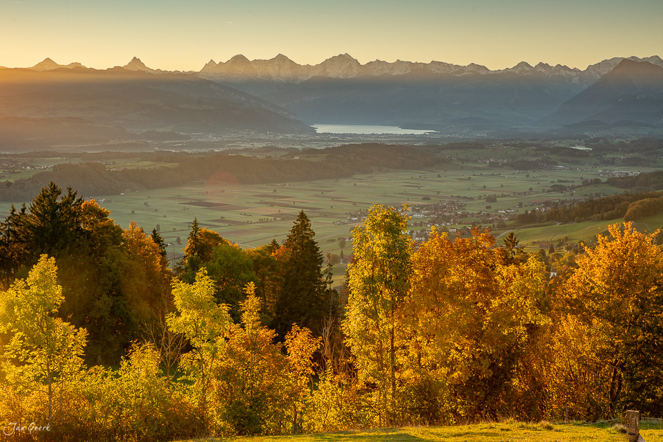 Herbstliche Berglandschaft Bütschelegg mit goldenem Laubwald, See und Alpenpanorama bei Sonnenaufgang Schweiz Jan Geerk Fotograf Basel