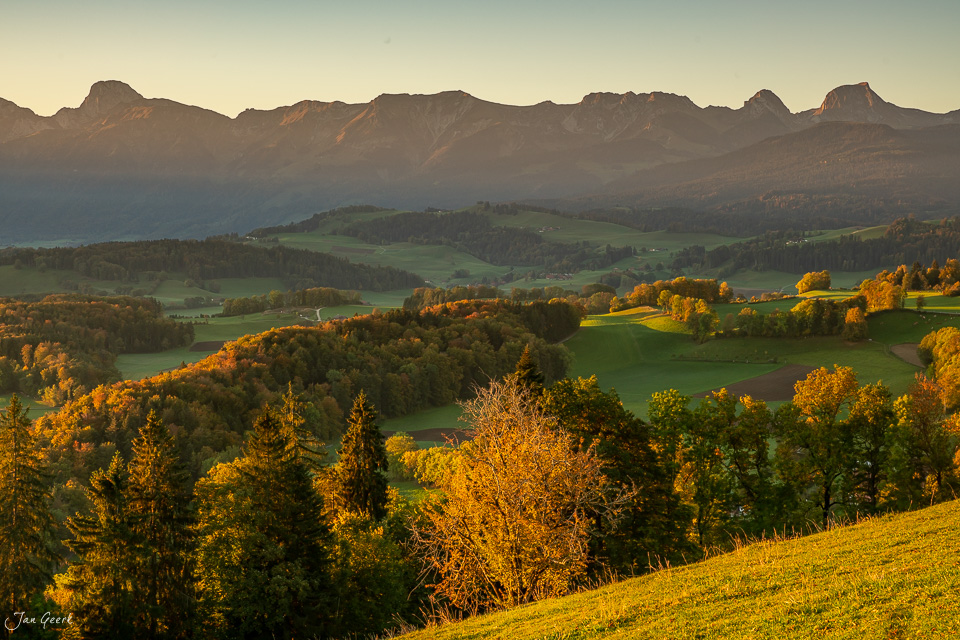 Herbstliche Berge über Bütschelegg mit goldenem Kantlicht in der Schweiz von Jan Geerk Fotograf Basel