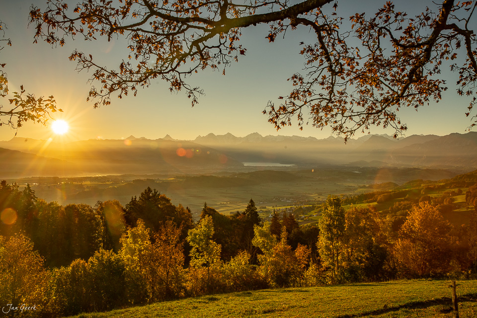 Herbstliche Berglandschaft bei Bütschelegg mit goldenem Sonnenaufgang über dem Berner Oberland Schweiz Jan Geerk Fotograf Basel