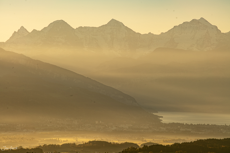 Herbstliche Berglandschaft Bütschelegg mit Sonnenaufgang über dem Thunersee, Berner Oberland Schweiz – Jan Geerk Fotograf Basel