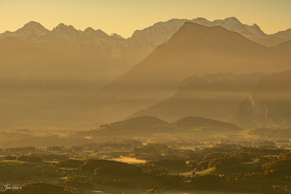 Herbstliche Berglandschaft bei Bütschelegg mit Kantlicht und Dunst über dem Berner Oberland Schweiz – Jan Geerk Fotograf Basel