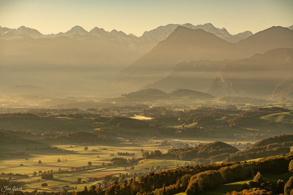 Herbstliche Berglandschaft mit Nebel und Sonnenaufgang über Bütschelegg im Berner Oberland Schweiz – Jan Geerk Fotograf Basel