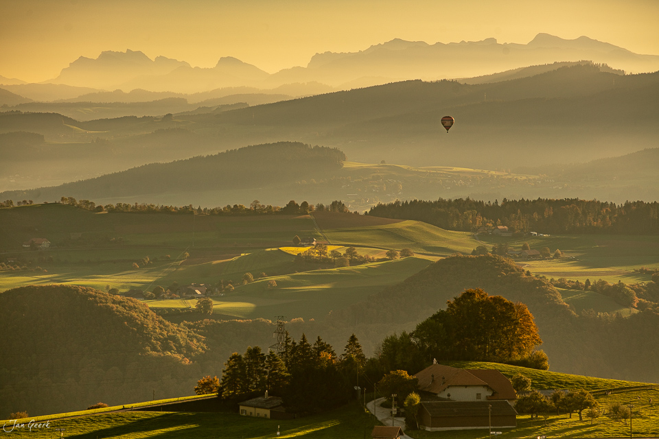 Heissluftballon über Bütschelegg bei Sonnenaufgang im Herbst, Berner Oberland Schweiz – Jan Geerk Fotograf Basel