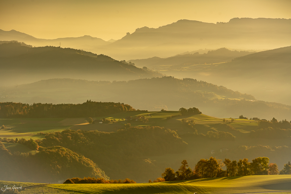 Herbstliche Berglandschaft mit Nebel und Kantlicht über dem Bütschelegg im Berner Oberland Schweiz – Jan Geerk Fotograf Basel