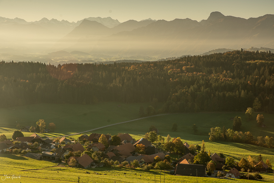 Herbstliches Bergdorf Bütschelegg mit Alpenkette im Morgenlicht, Berner Oberland Schweiz – Jan Geerk Fotograf Basel