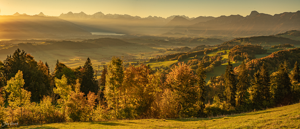 Herbstliche Berglandschaft mit goldenem Licht über Bütschelegg im Berner Oberland Schweiz – Jan Geerk Fotograf Basel