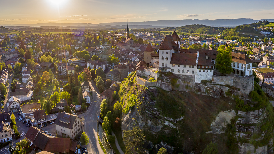Burgdorf Schloss auf Felsklippe Luftaufnahme Frühling Berner Oberland Schweiz Jan Geerk Fotograf Basel
