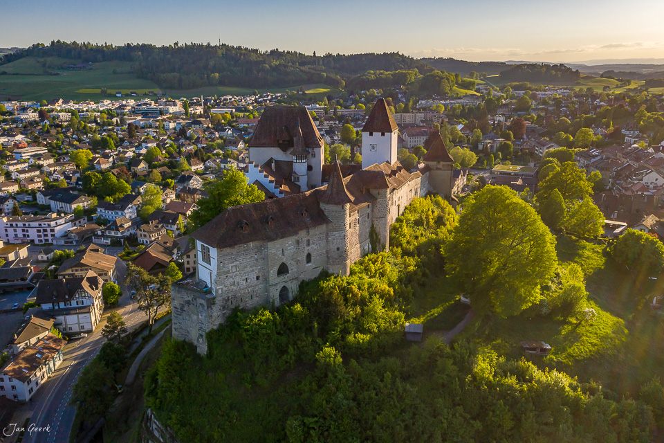 Burgdorf Schloss mit Türmen Luftaufnahme Frühling Berner Oberland Schweiz Jan Geerk Fotograf Basel