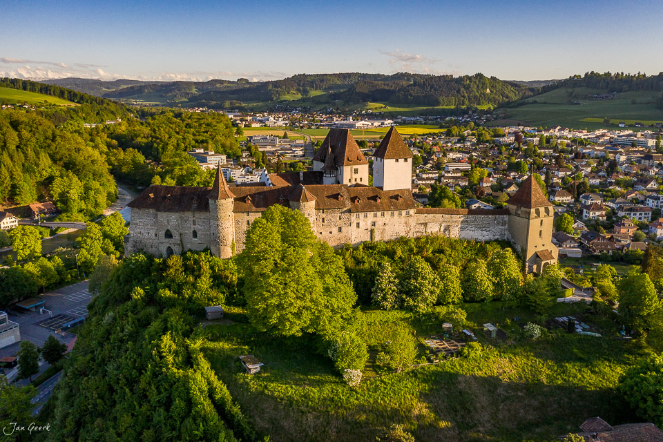 Mittelalterliche Burgdorf Schlossanlage mit Türmen umgeben von Grün, Frühlingslicht, Berner Oberland Schweiz – Jan Geerk Fotograf Basel
