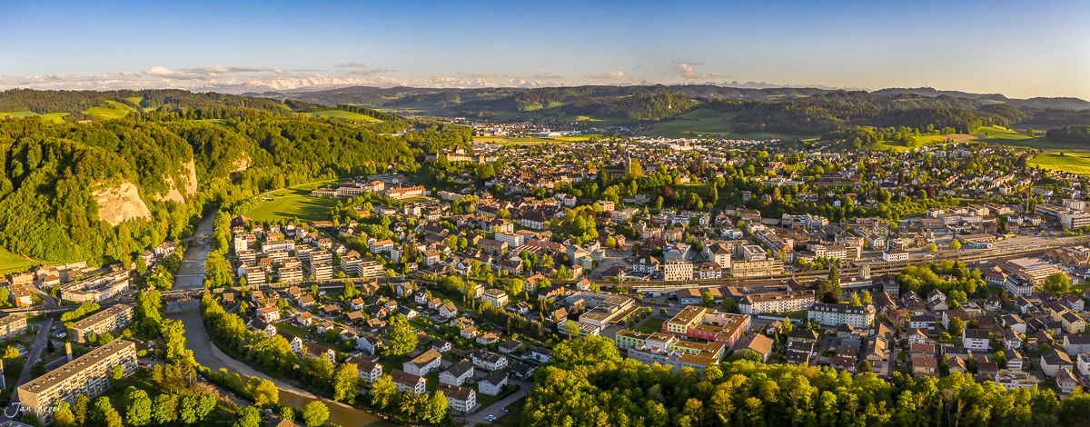 Luftaufnahme von Burgdorf mit Fluss, Wald und Alpenblick im Frühling – Jan Geerk Fotograf Basel