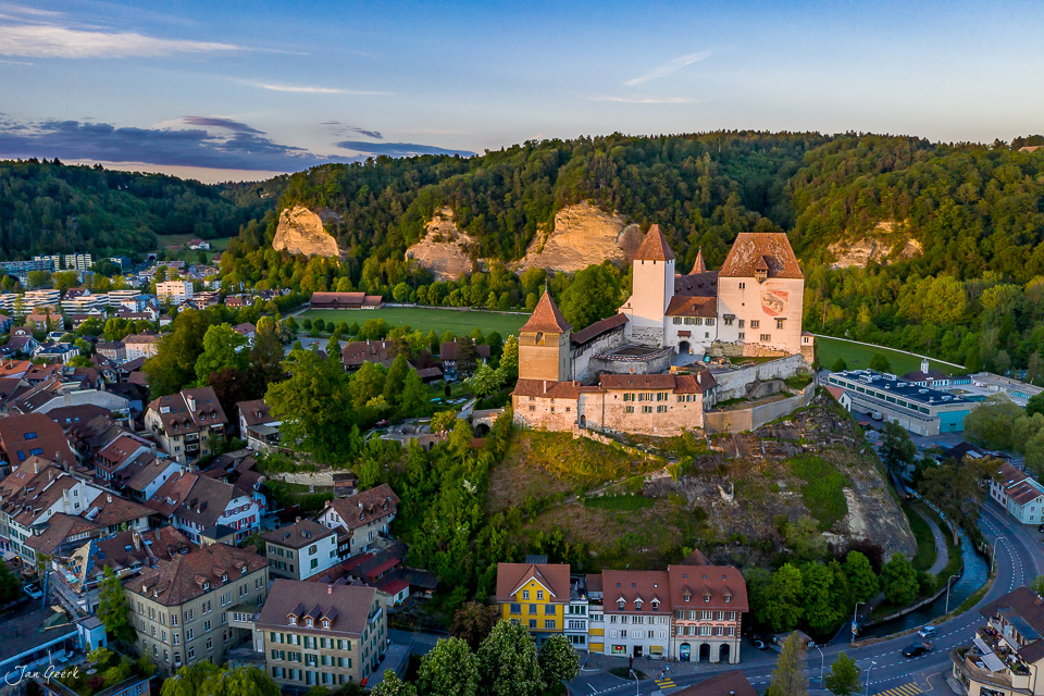 Burgdorf Schloss Luftaufnahme Frühling Berner Oberland Schweiz Jan Geerk Fotograf Basel