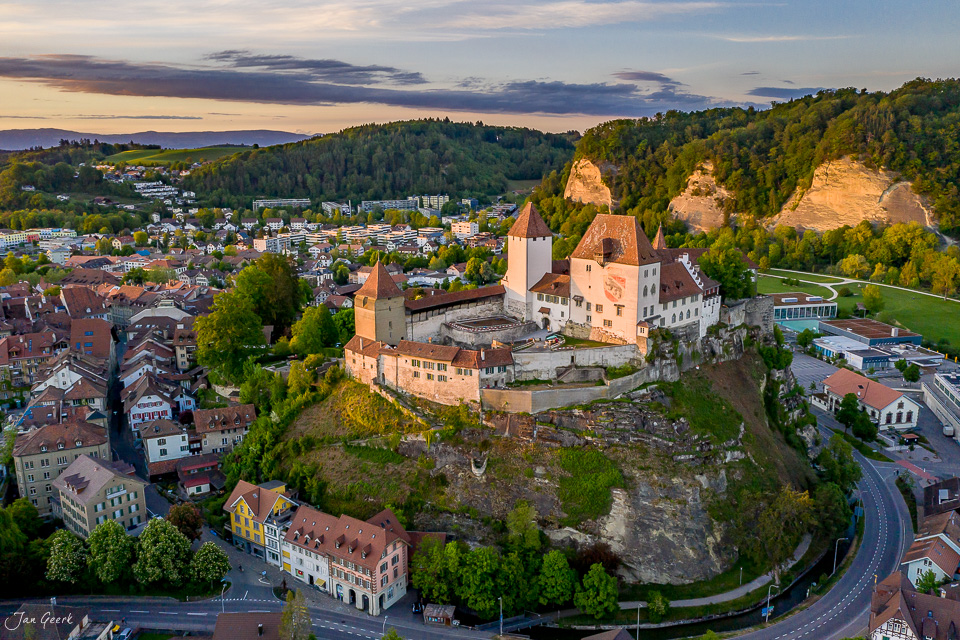 Schloss Burgdorf Luftaufnahme Frühling Berner Oberland Schweiz Jan Geerk Fotograf Basel