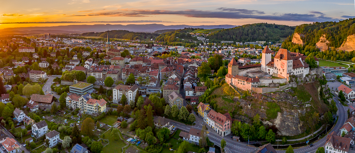 Luftaufnahme Burgdorf Schloss Frühling Berner Oberland Schweiz Jan Geerk Fotograf Basel