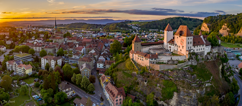 Luftaufnahme Burgdorf mit Schloss auf Felsklippe, Frühjahr, Berner Oberland Schweiz – Jan Geerk Fotograf Basel