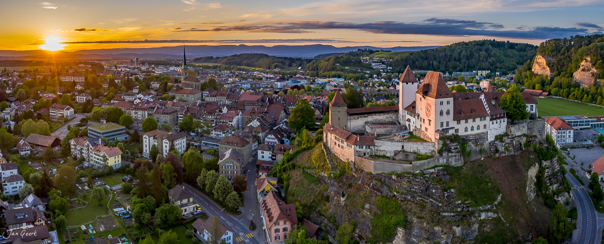 Burgdorf Schloss Luftaufnahme Frühling Sonnenaufgang Berner Oberland Schweiz Jan Geerk Fotograf Basel