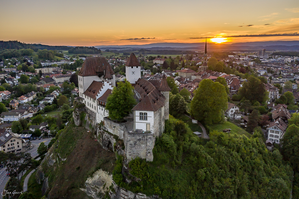 Schloss Burgdorf bei Sonnenuntergang, Luftaufnahme mit Blick über die Stadt Burgdorf, Berner Oberland Schweiz – Jan Geerk Fotograf Basel
