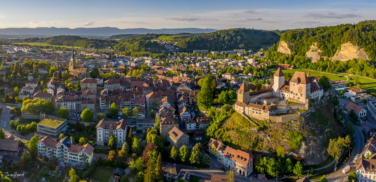 Luftaufnahme Burgdorf mit Schloss, Altstadt und Alpenblick im Frühling, Berner Oberland Schweiz – Jan Geerk Fotograf Basel