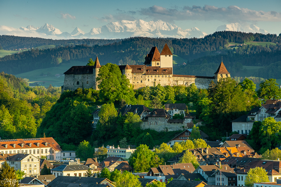 Schloss Burgdorf thront über der Stadt mit Alpenpanorama im Frühlingslicht, Emmental Schweiz – Jan Geerk Fotograf Basel