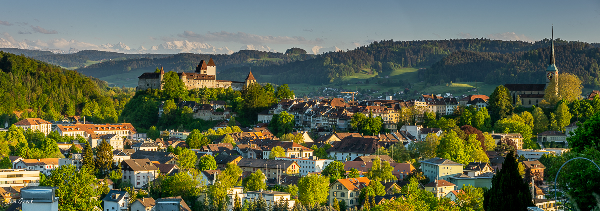 Burgdorf Schloss und Altstadt im Frühling mit Alpenblick, Emmental Bern Schweiz – Jan Geerk Fotograf Basel