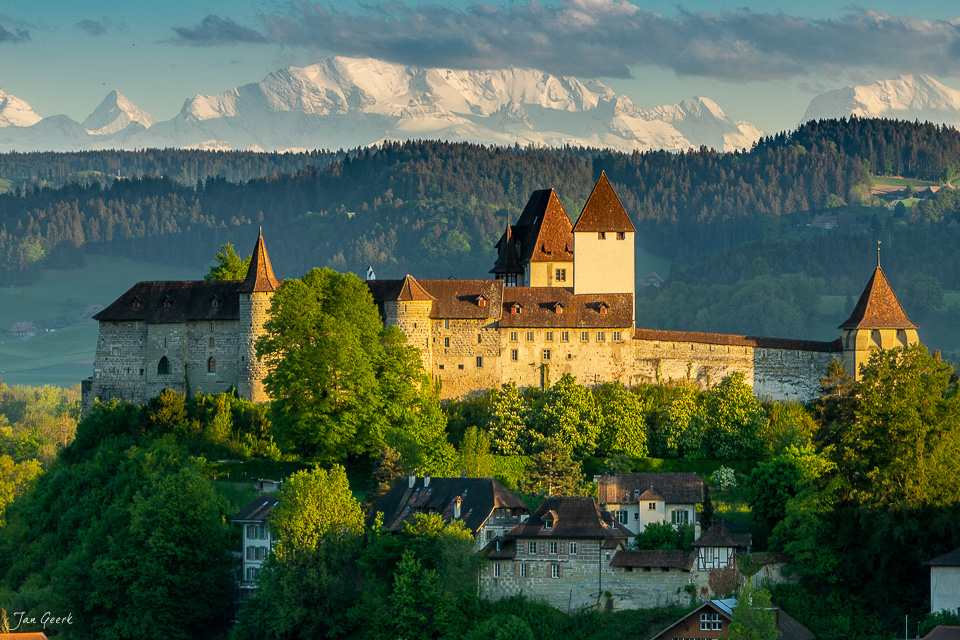 Schloss Burgdorf mit Alpenpanorama im Frühling, Emmental Bern Schweiz – Jan Geerk Fotograf Basel