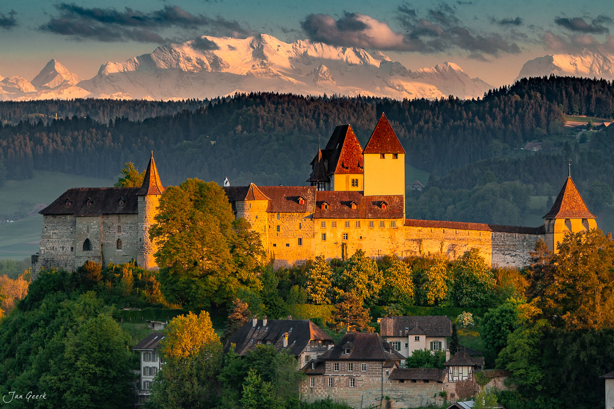 Schloss Burgdorf im Frühling mit schneebedeckten Alpen im Hintergrund, Emmental Berner Oberland Schweiz – Jan Geerk Fotograf Basel
