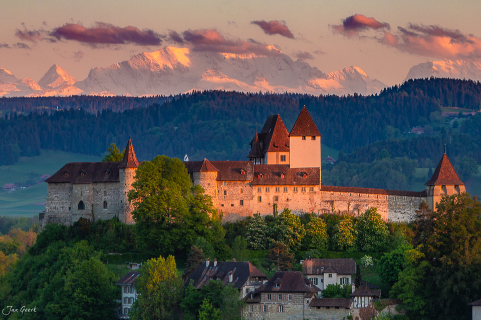 Schloss Burgdorf mit Alpenblick bei Sonnenuntergang, Emmental Bern Schweiz – Jan Geerk Fotograf Basel