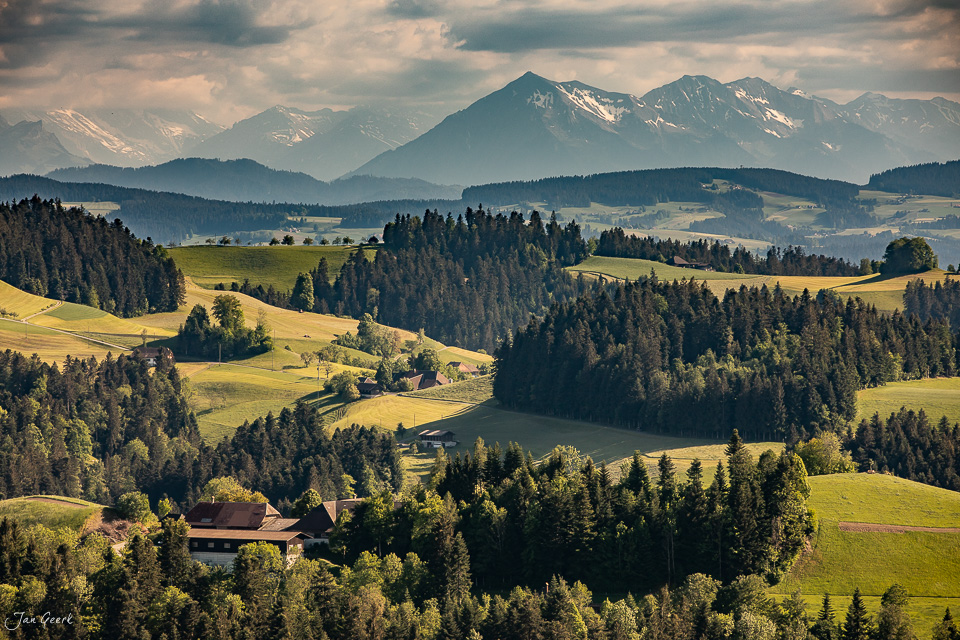 Alplandschaft im Emmental mit grünen Wiesen, Fichtenwäldern und Berggipfeln im Sommer, Bern Oberland Schweiz – Jan Geerk Fotograf Basel
