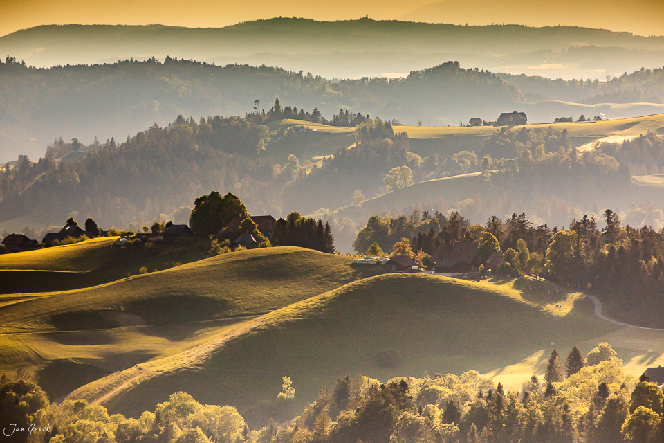 Hügellandschaft im Emmental mit Morgenlicht, Mischwälder und Bauernhöfe, Sommer, Berner Oberland Schweiz – Jan Geerk Fotograf Basel