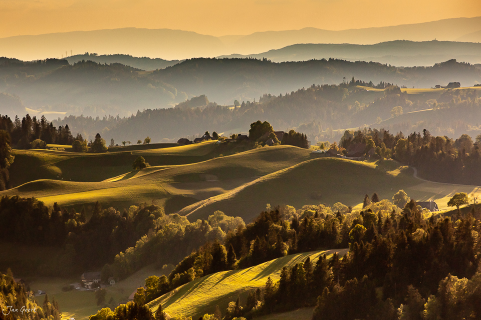 Hügelige Landschaft im Emmental mit goldener Sommerlicht und Mischwäldern, Berner Oberland Schweiz – Jan Geerk Fotograf Basel