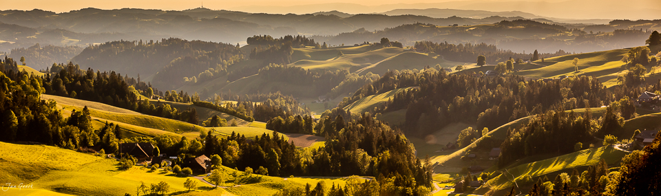 Hügeliges Emmental Tal mit Wäldern Sommerliche Goldstunde Berner Oberland Schweiz Jan Geerk Fotograf Basel